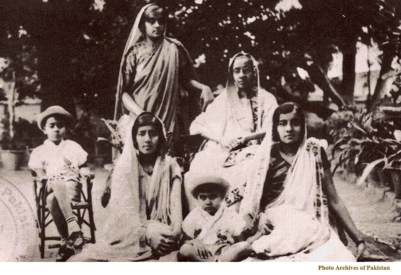 Quaid-e-Azam Muhammad Ali Jinnah Childhood pic with family